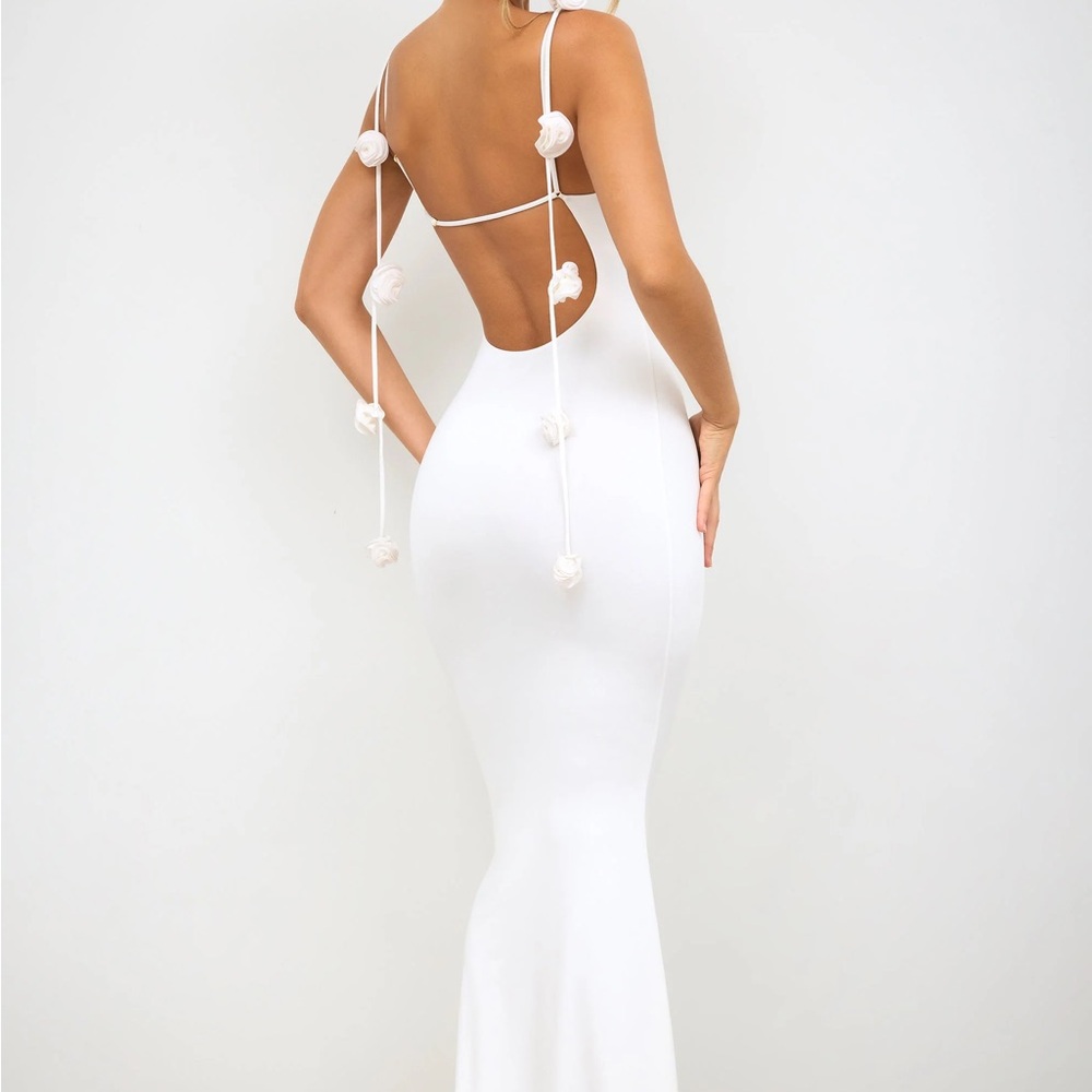 Aldona

Slinky Jersey Rose Detail Evening Gown in White